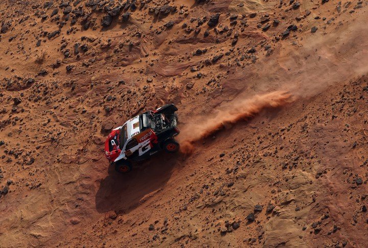 Henk Lategan ganó este miércoles la etapa maratón en autos y se colocó puntero en la general. (REUTERS/Stephane Mahe)