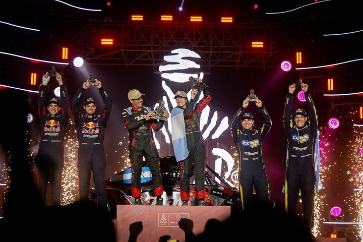 El festejo de Nicolás Cavigliasso y Valentina Pertegarini en 2025, alzando el trofeo Touareg tras ganar el Dakar.
(@nicocavi68 en IG).