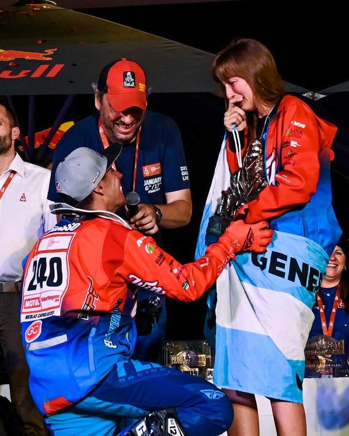 El momento justo en que Nicolás Cavigliasso le pide matrimonio a Valentina Pertegarini, tras consagrarse en la categoría de cuatriciclos en el Dakar 2019, en Perú.
(@nicocavi68 en IG).