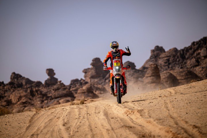 Luciano Benavides terminó sexto con su KTM en la última etapa de la primera semana del Dakar. (EFE).