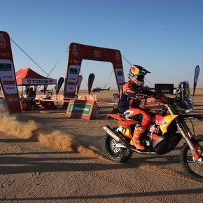 Con ayuda, Luciano Benavides está a menos de un minuto de la punta en motos del Dakar y va por el título