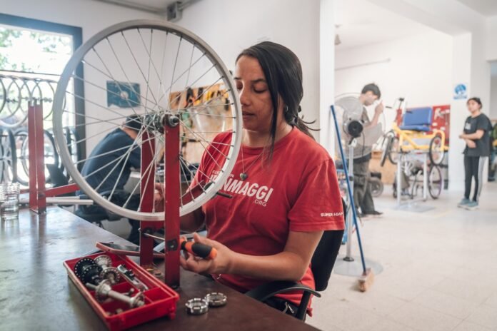 Con el apoyo del programa Ciudad Activa, la Fundación Jean Maggi ofrece oportunidades laborales a jóvenes con discapacidad