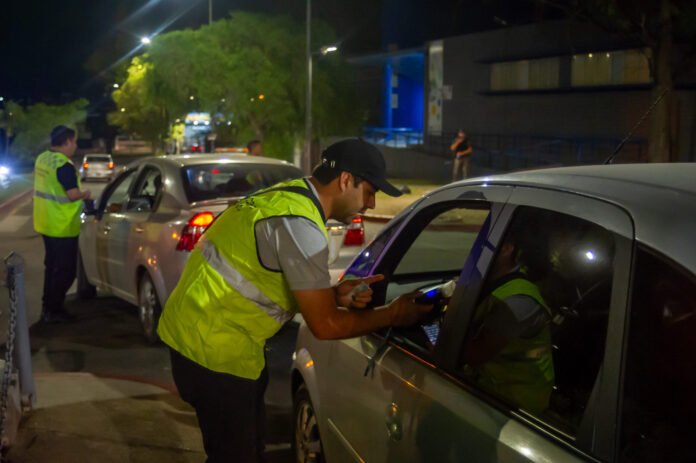 Controles nocturnos en el Parque Sarmiento: en enero ya se concretaron 12 “Operativos Tunning”, fiscalizaron 334 vehículos y decomisaron 425 botellas de alcohol
