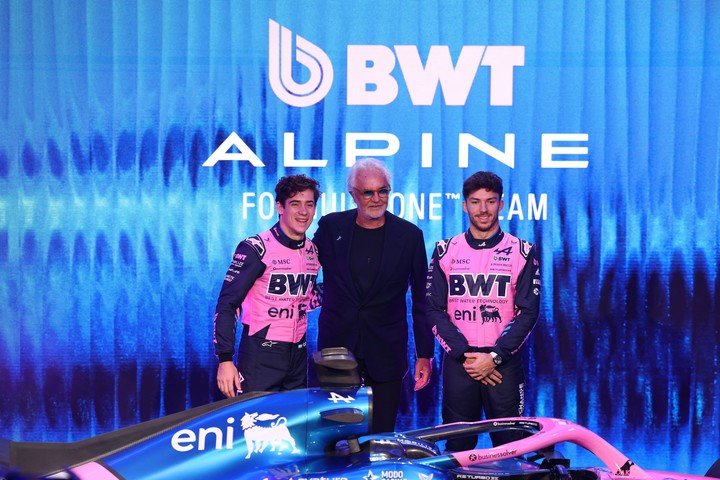 Franco Colapinto, Flavio Briatore y Pierre Gasly posaron en el escenario con el nuevo Alpine durante la presentación oficial de la temporada. (AFP).