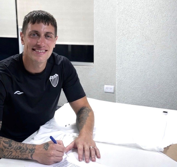 Nicolas Campisi firmando contrato con Estudiantes
