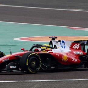 Insólito problema en la presentación de la nueva Ferrari: a Hamilton se le paró el auto