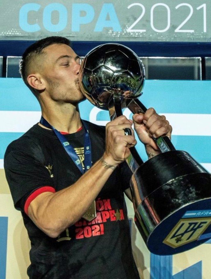 Federico Lértora con la Copa de la Liga 2021 (Foto: Internet)