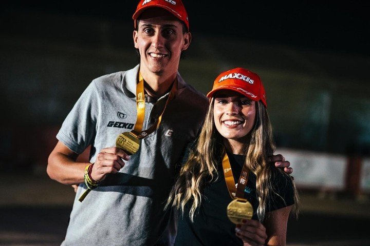 El festejo de Augusto Sanz y Puck Klaassen. (@maxxisrallyraid)