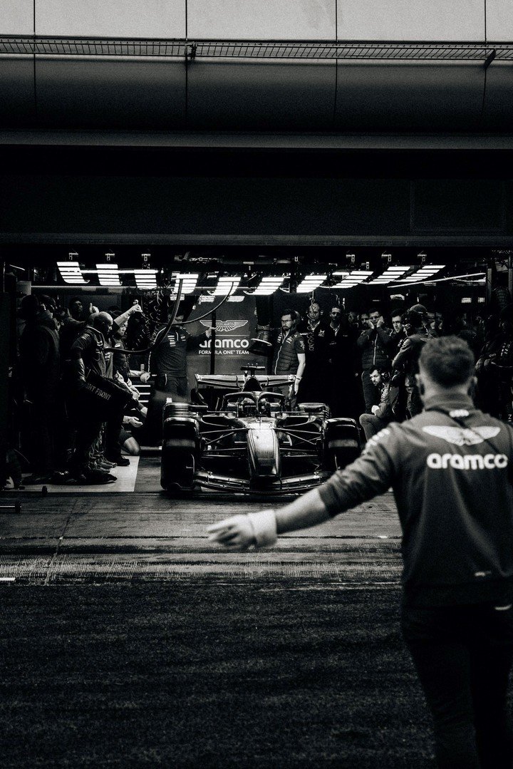 Lance Stroll espera la señal del mecánico para salir del box de Aston Martin con el nuevo auto en Barcelona. (@AstonMartinF1 en X).