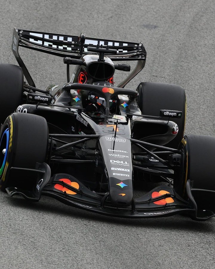 El McLaren de Lando Norris luce el #1 en su frontal durante su estreno en los test de Barcelona (@f1 en IG). 