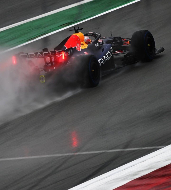 El Red Bull de Verstappen levantando spray. (@redbullracing)