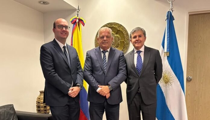 Fortaleciendo Vínculos con las autoridades de Colombia