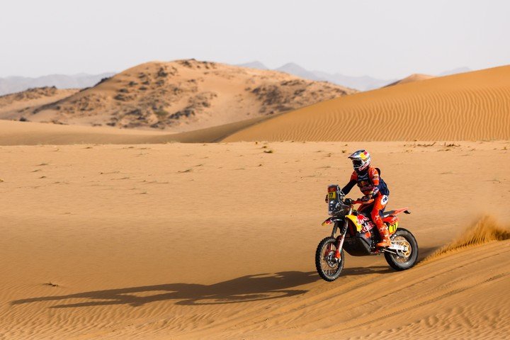 Luciano Benavides ganó la séptima etapa del Dakar en motos a bordo de su KTM y recortó distancias en la general.
(EFE)