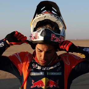Luciano Benavides perdió tiempo y ya no lidera el Dakar en motos