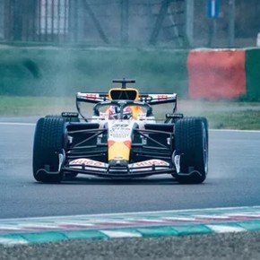 Mal arranque para Arvid Lindblad: el único debutante en la Fórmula 1 del 2026 chocó en su primera prueba