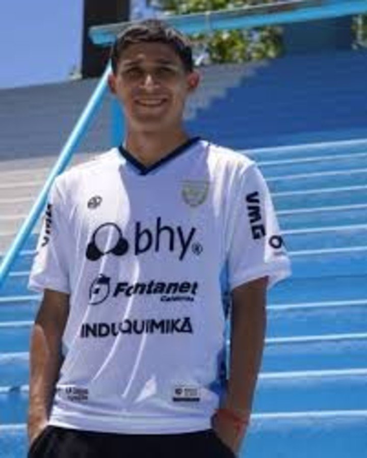 Obando posó con la casaca de la Crema.