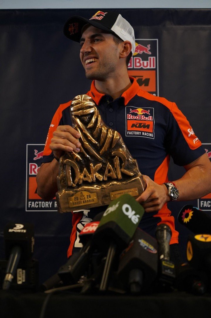 Luciano con el Touareg del Dakar en manos.