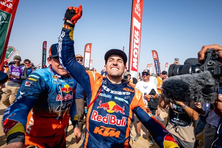 Lucho volvió al desierto a pesar de sus lesiones y se llevó el premio más grande. Así lo festejó. (Prensa Red Bull)