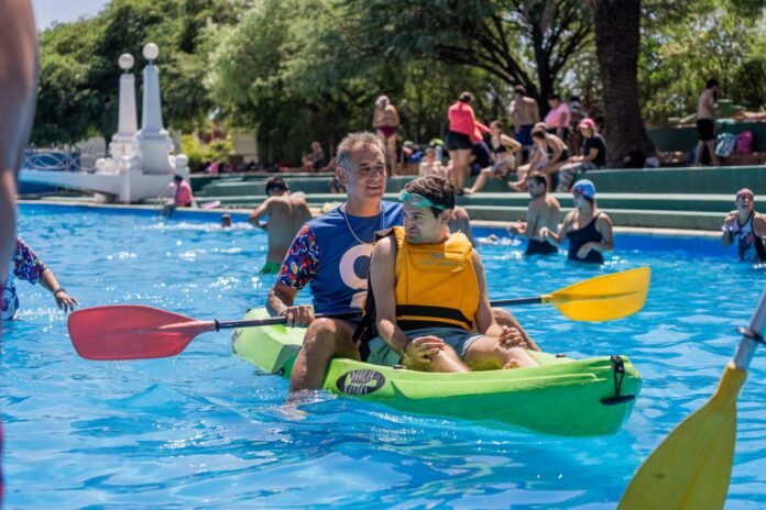 Niños y jóvenes con discapacidad participaron de una jornada de remo en la Pileta Municipal del Parque Sarmiento