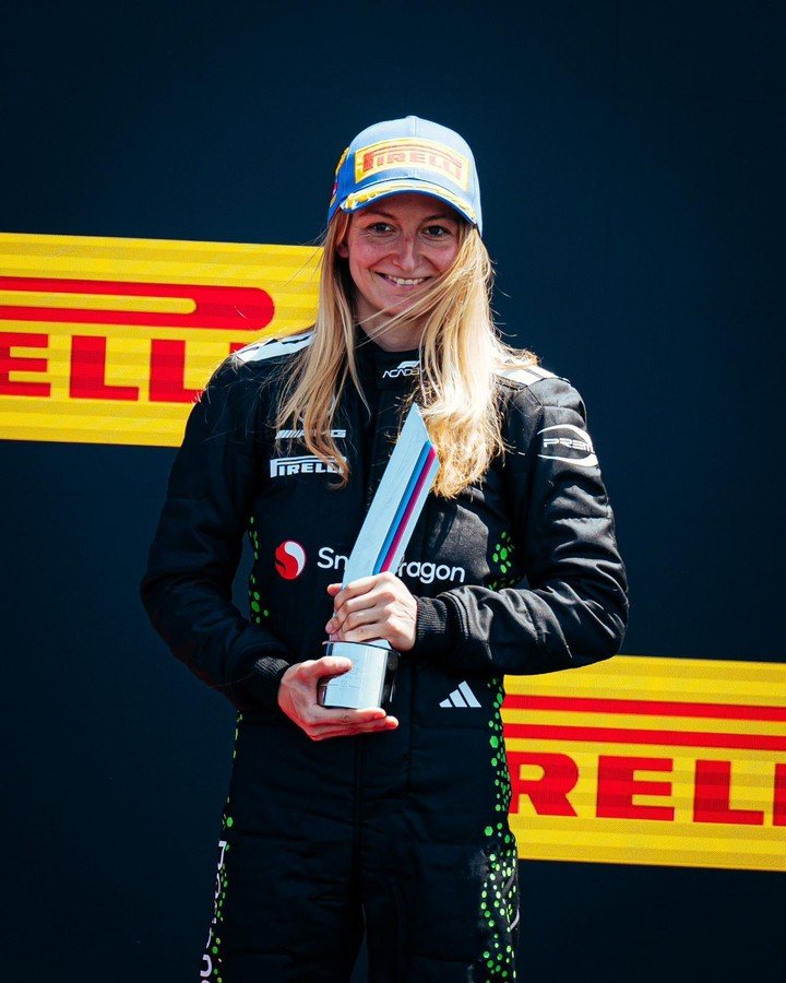 Pin, en el podio. (@MercedesAMGF1)