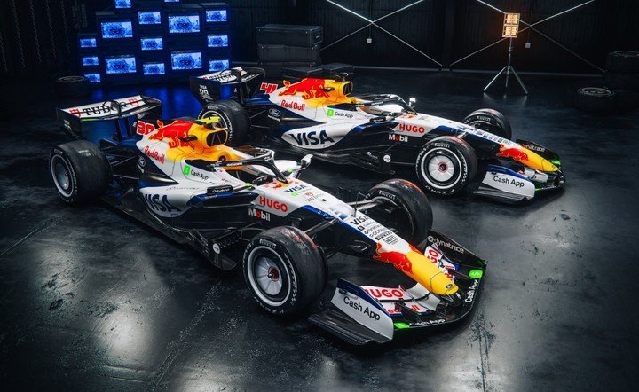 Los autos de Liam Lawson y Arvid Lindblad.
Créditos: X @visacashapprb