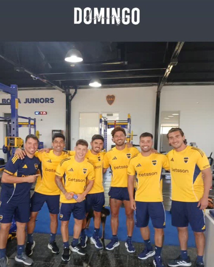 Ferraina y algunos jugadores en su vuelta a Boca.