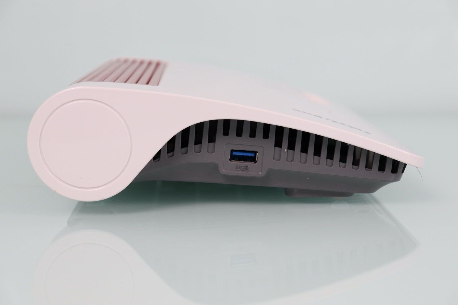 Lateral izquierdo del router FRITZ!Box 5690 con el puerto USB 3.0.