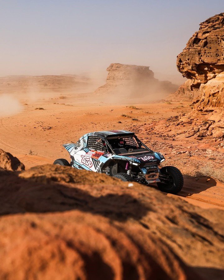 El buggy de Nicolás Cavigliasso y Valentina Pertegarini surcando el desierto saudí, donde se impusieron este miércoles en la etapa maratón.