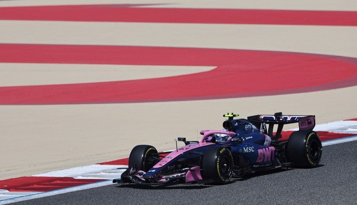 Colapinto girando en Bahrein. Tanto él como Gasly lograron buenos tiempos y dieron muchas vueltas. (REUTERS/Hamad I Mohammed)