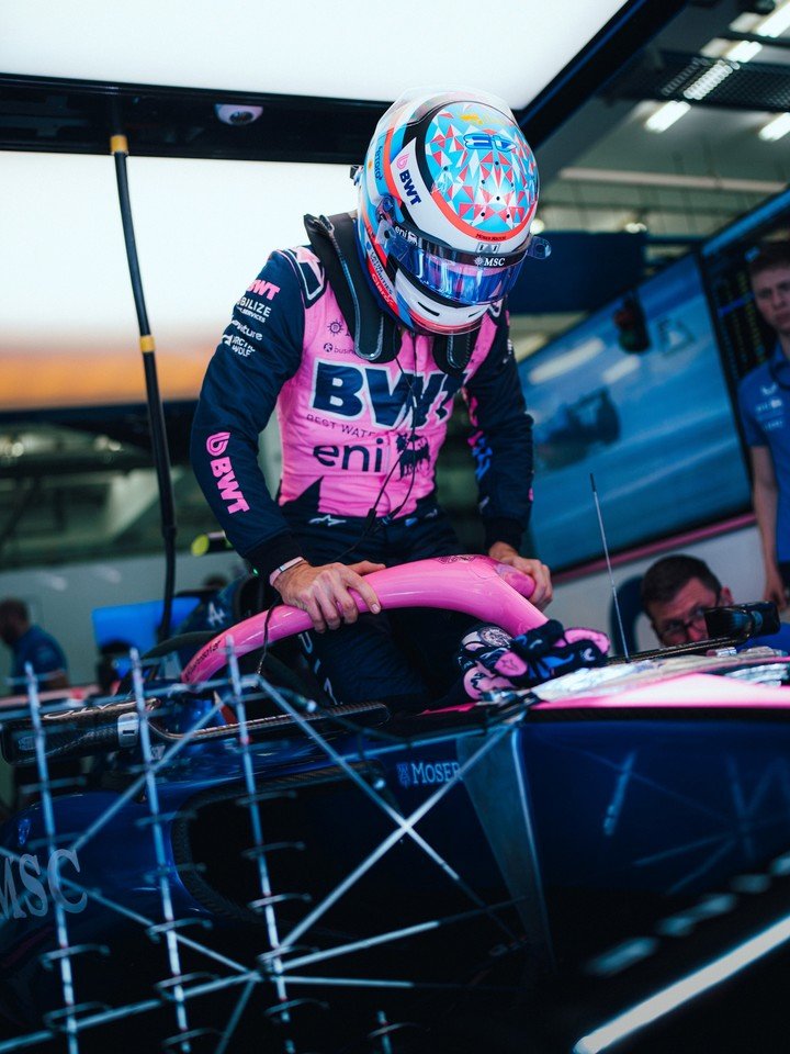 Franco Colapinto entrando al auto.