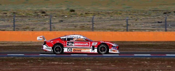 El Ford Mustang de Juan Pablo Gianini dominó la primera práctica de la vuelta del TC. (ACTC).