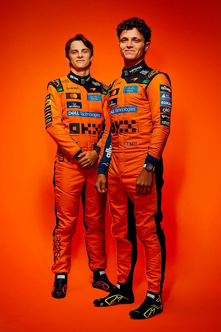 Los pilotos de McLaren se llevan la mayoría de las imágenes.