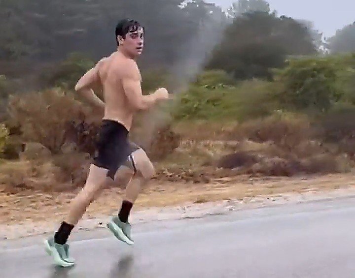 Colapinto corriendo durante sus vacaciones en Argentina.