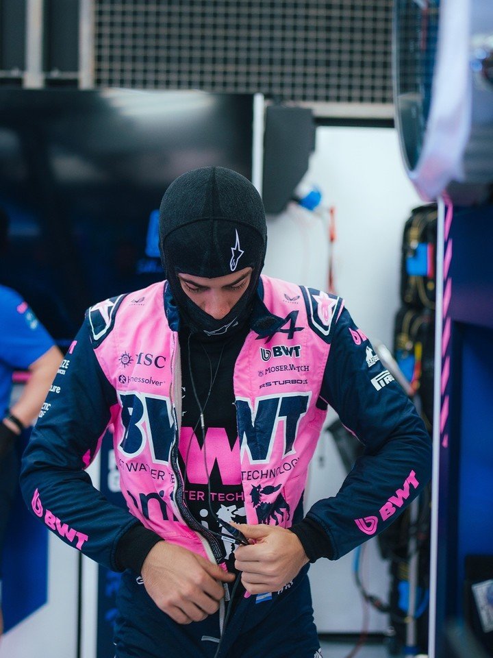 Franco Colapinto se sube el cierre del antiflama antes de salir a pista con el A526 en los test de Bahrein.