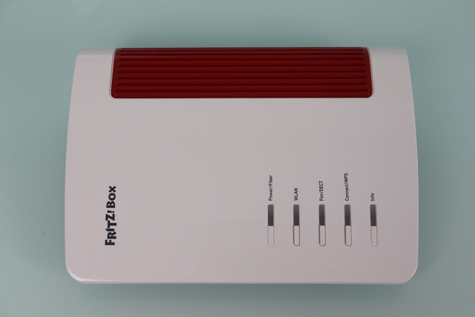 Frontal del router FRITZ!Box 5690 en detalle.