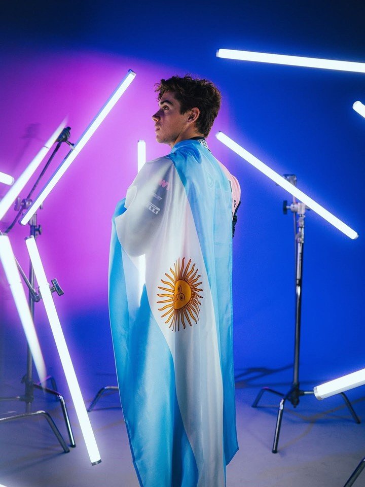 Franco Colapinto, con el overol de Alpine y la bandera argentina. (@alpinef1team)