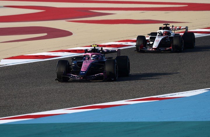 Franco Colapinto adelante de Esteban Ocon. (REUTERS/Jakub Porzycki)