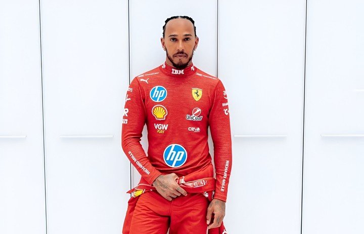 Lewis Hamilton se mostró por primera vez con el buzo antiflama de Ferrari. (@LewisHamilton)