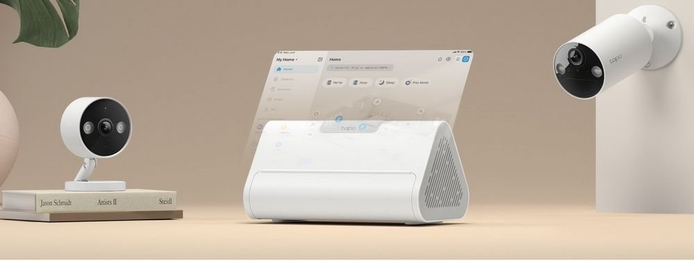 Hub de domótica y videovigilancia TP-Link Tapo H500, con ranura para tablet y diseño compacto en color blanco.