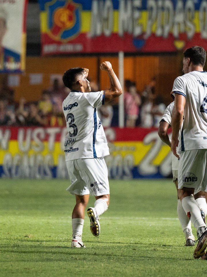 El festejo de Franco Hanashiro, el autor del 1-0 de Cole. (Foto: Prensa Colegiales)