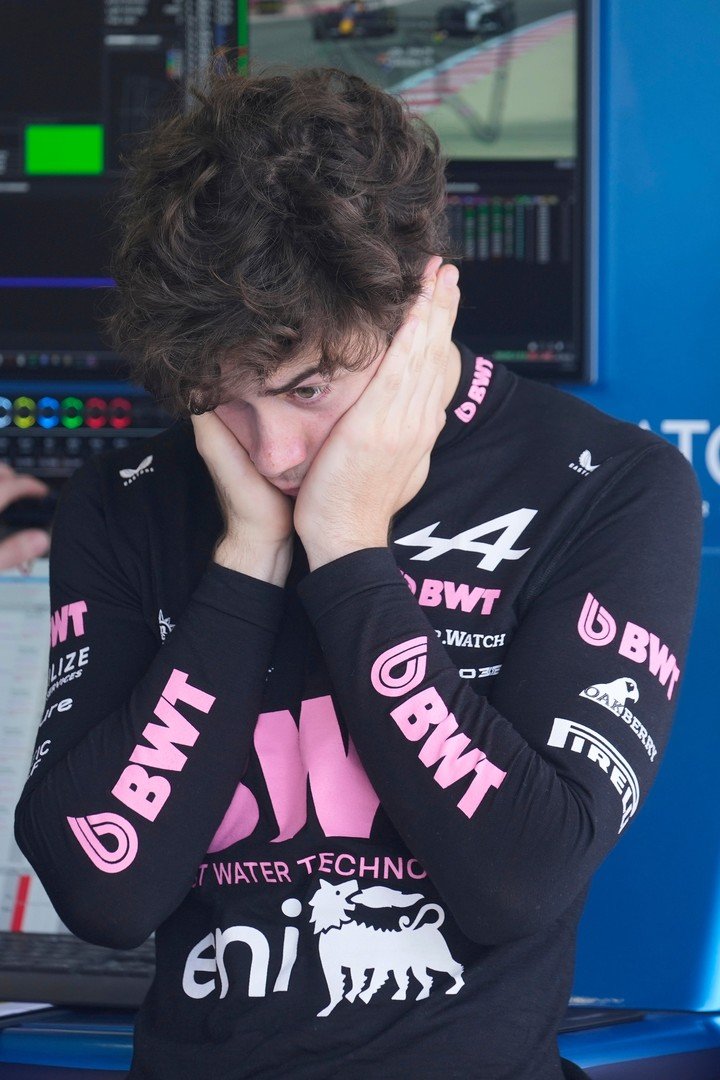 La preocupación de Franco tras el inconveniente de su auto. (AP)