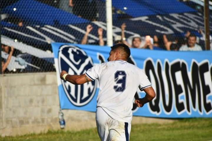 El festejo de Lázaro Romero en Acassuso (Foto: Luli Bidegain / Prensa Acassuso)