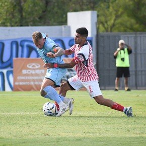 El fútbol de la Primera Nacional llegó a Bolívar: lejos del vóley y en un estadio hecho a nuevo, el local igualó con Los Andes. 