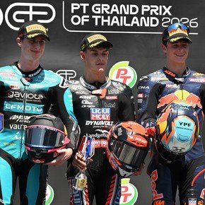 La épica de Valentín Perrone: largó 14° y llegó al podio en el estreno del Moto3 en Tailandia