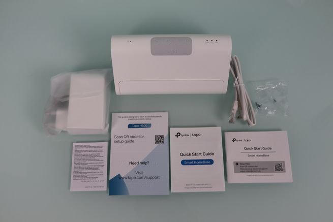 Contenido de la caja del hub TP-Link Tapo H500 en detalle.