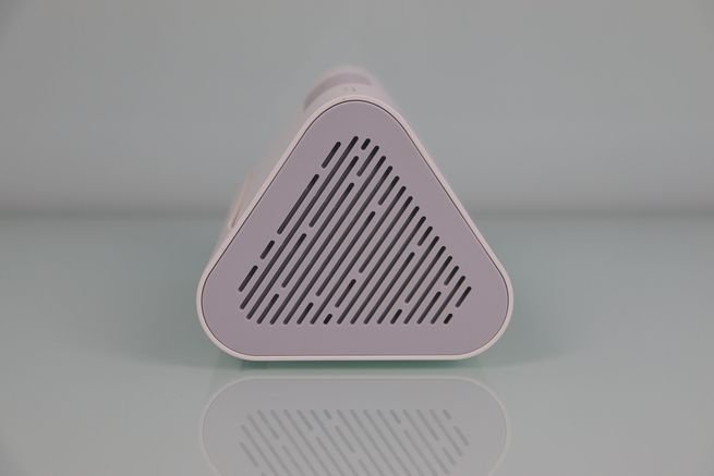 Lateral derecho del hub Tapo H500 con una rejilla de ventilación.