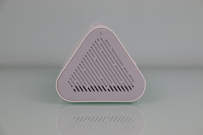 Lateral izquierdo del hub Tapo H500 en detalle.