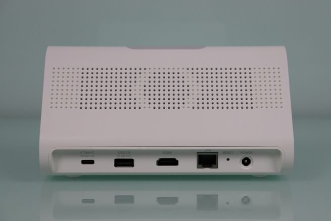Zona trasera del hub TP-Link Tapo H500 con todos los puertos físicos.