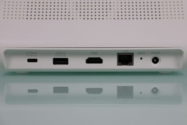 Vista de los puertos USB tipo C, USB tipo A, HDMI y LAN del hub TP-Link Tapo H500.