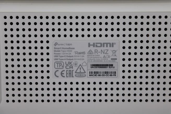 Pegatina del TP-Link Tapo H500 con las características eléctricas.